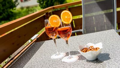 Apero auf dem Balkon des Hotel Alpenlodge Etoile in Saas-Fee