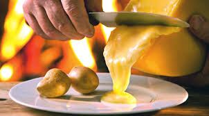 Walliser Raclette Spezialität vom Hotelier frisch gestrichen