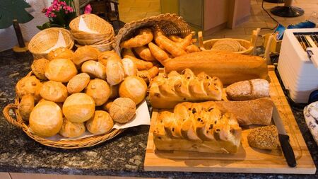 Frisches Brot vom Bäcker für das Frühstücksbuffet im Hotel Etoile in Saas-Fee